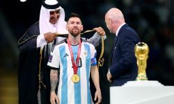 بشت كأس العالم الذي أهداه أمير قطر لميسي من القماش النجفي